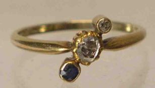 Damenring. 14 kt. Gold. Zarte Ringschiene, Ringkopf mit Besatz von drei Steinen. RG: 58,