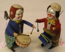 Zwei Schuco Clowns. Original um 1930. Trommler, Aufziehwerk, funktionstüchtig, bespielt.