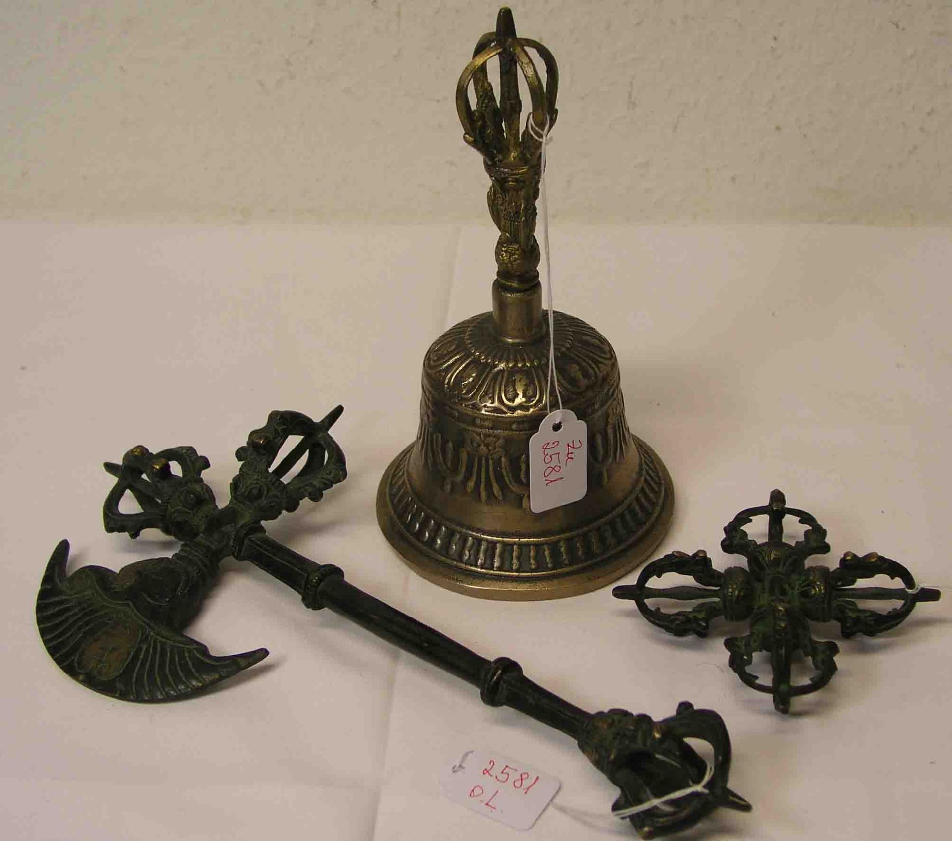 Posten von drei Teilen. Dabei: tibetische Gebetsglocke, Höhe: 20cm, Vajra oder Dorje,