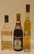Alkoholika, drei Flaschen. Dabei: Gekkeikan, japanischer Sake, Zwetschgenwasser Schladerer