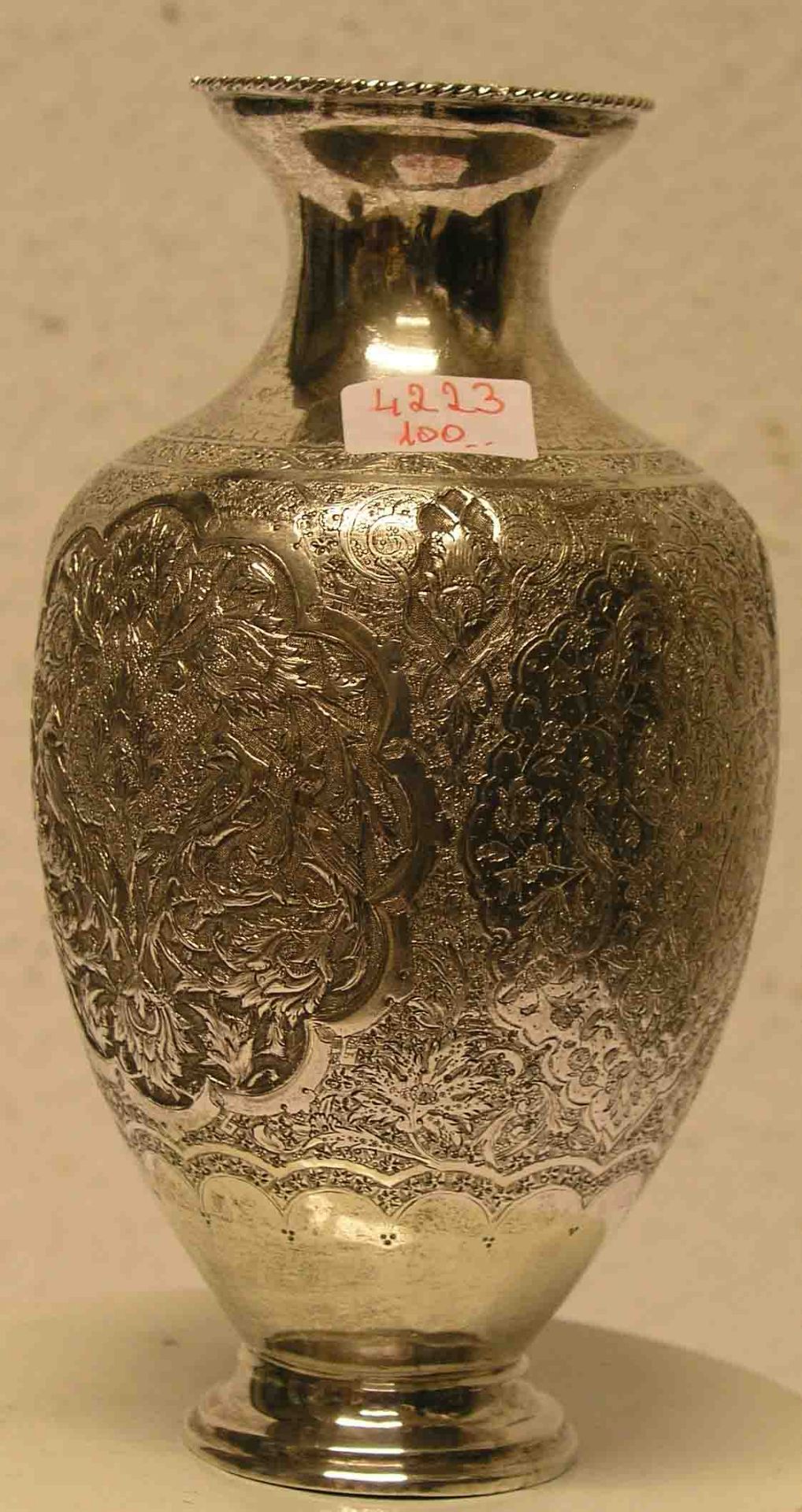 Vase. Handarbeit. 84er Punze. Reliefierte Wandung mit Ranken und Vogel-Dekor, Höhe: 21cm,