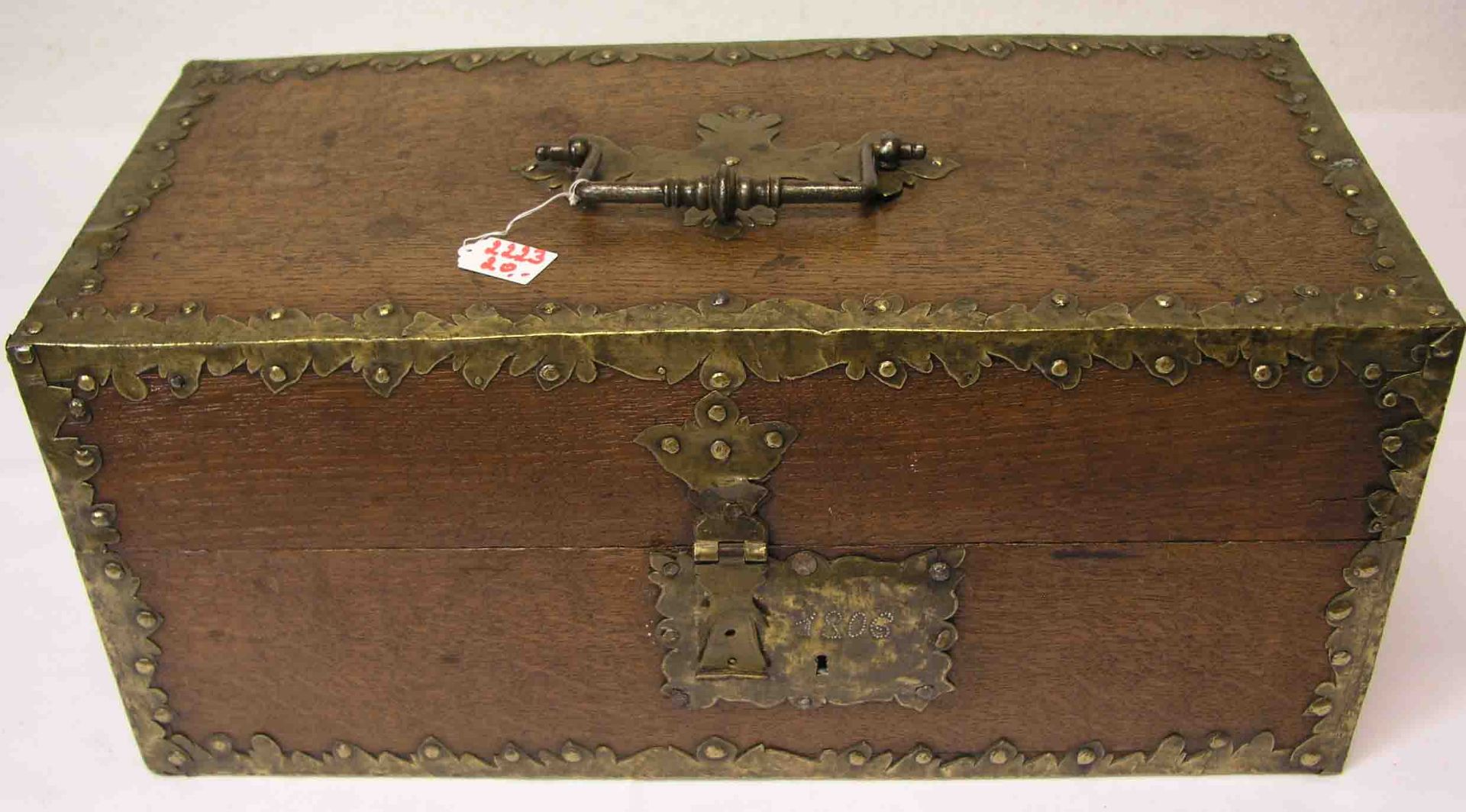 Holzschatulle mit Messingverzierungen, Tragebügel, datiert: 1806. Schlüssel fehlt, Schloss