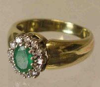 Smaragd-Ring. 18 kt. Gold. Breite Ringschiene mit ovalem Smaragd (leichte Kratzspuren auf