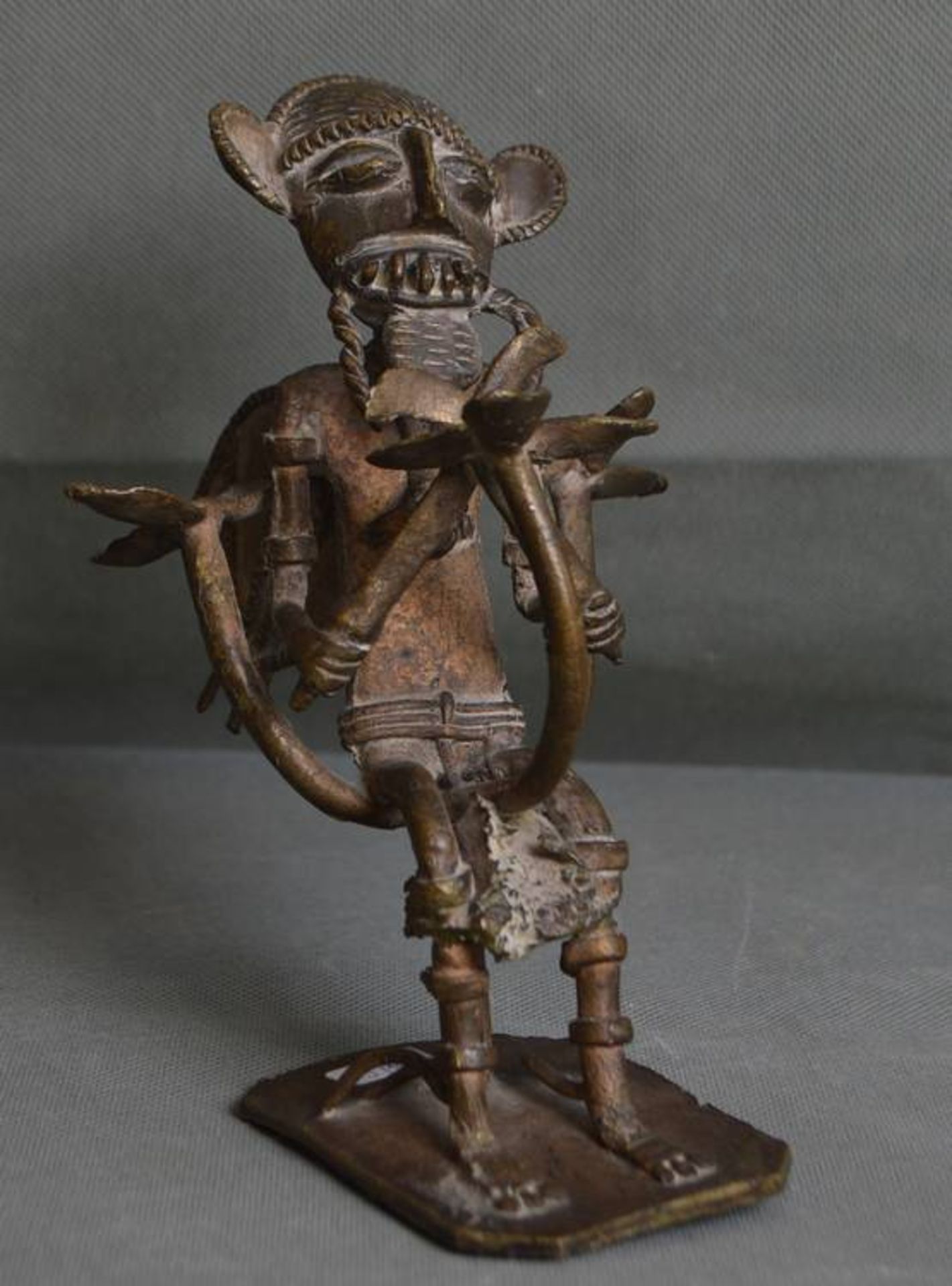 Sitzende asiatische Skulptur