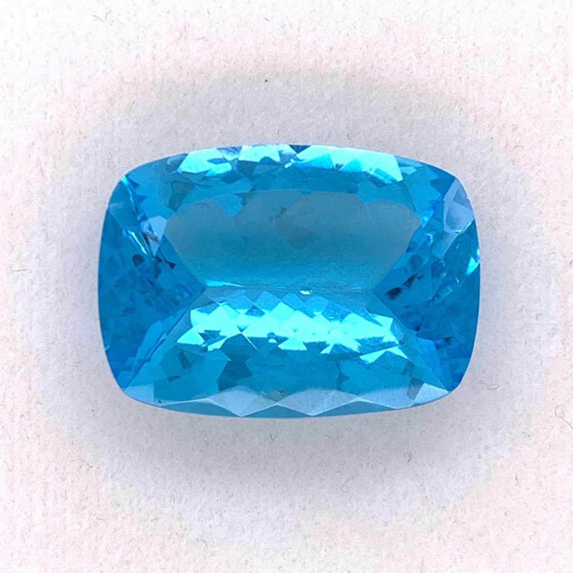 Blautopas Blautopas Swiss Blue 38,93 ct facettiert oval 25,05 x 18,08 h 10,51