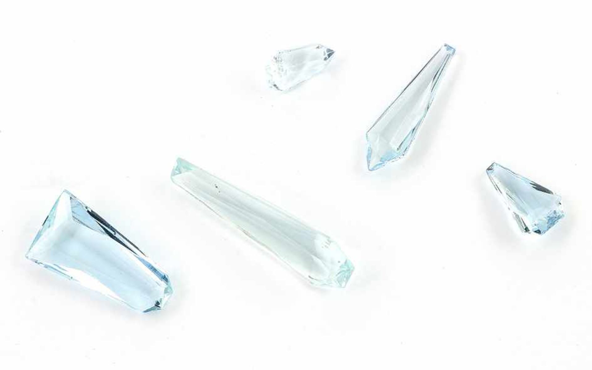 Lot. Aquamarine 8,07 ct. 5 Stück in verschiedene Formen, Größen und Blau Tönen Schätzwert 800