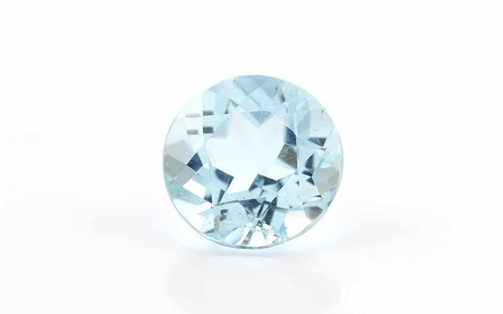 Aquamarin 3,54 ct. rund, facettiert, Durchmesser: 10,04 mm h 6,50 mm Schätzwert 650 €