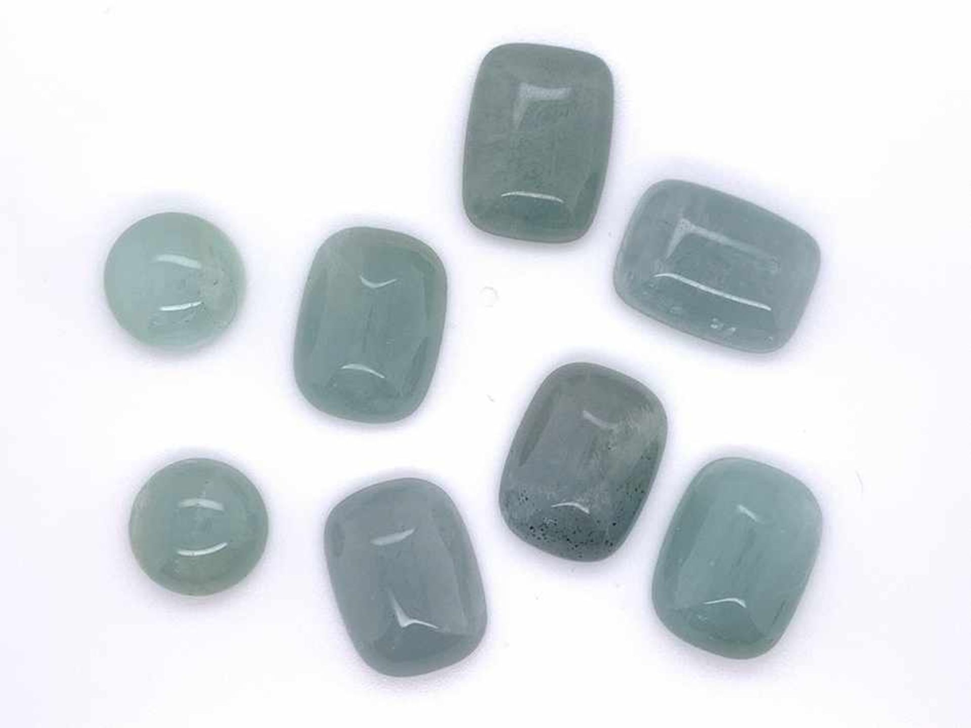 Lot. Aquamarine127, 84 ct. 2 Stück in rund, cabochon und 6 Stück oval, cabochon, unterschiedliche