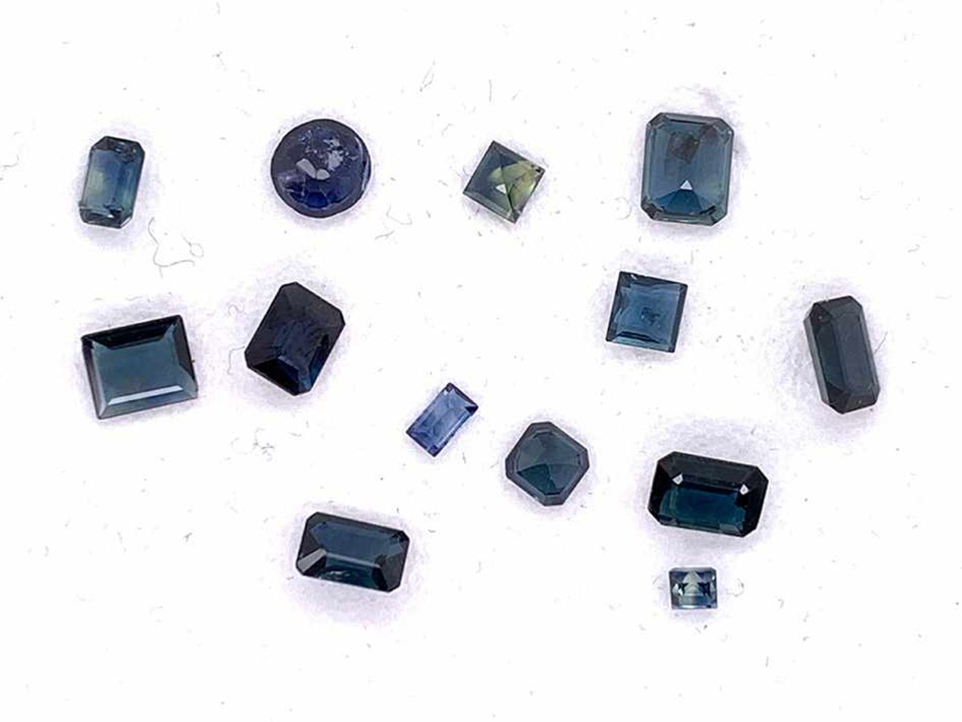 Lot. Saphire5,81 ct. 13 Stück in verschiedenen Formen, Größen und Blau Tönen, facettiert