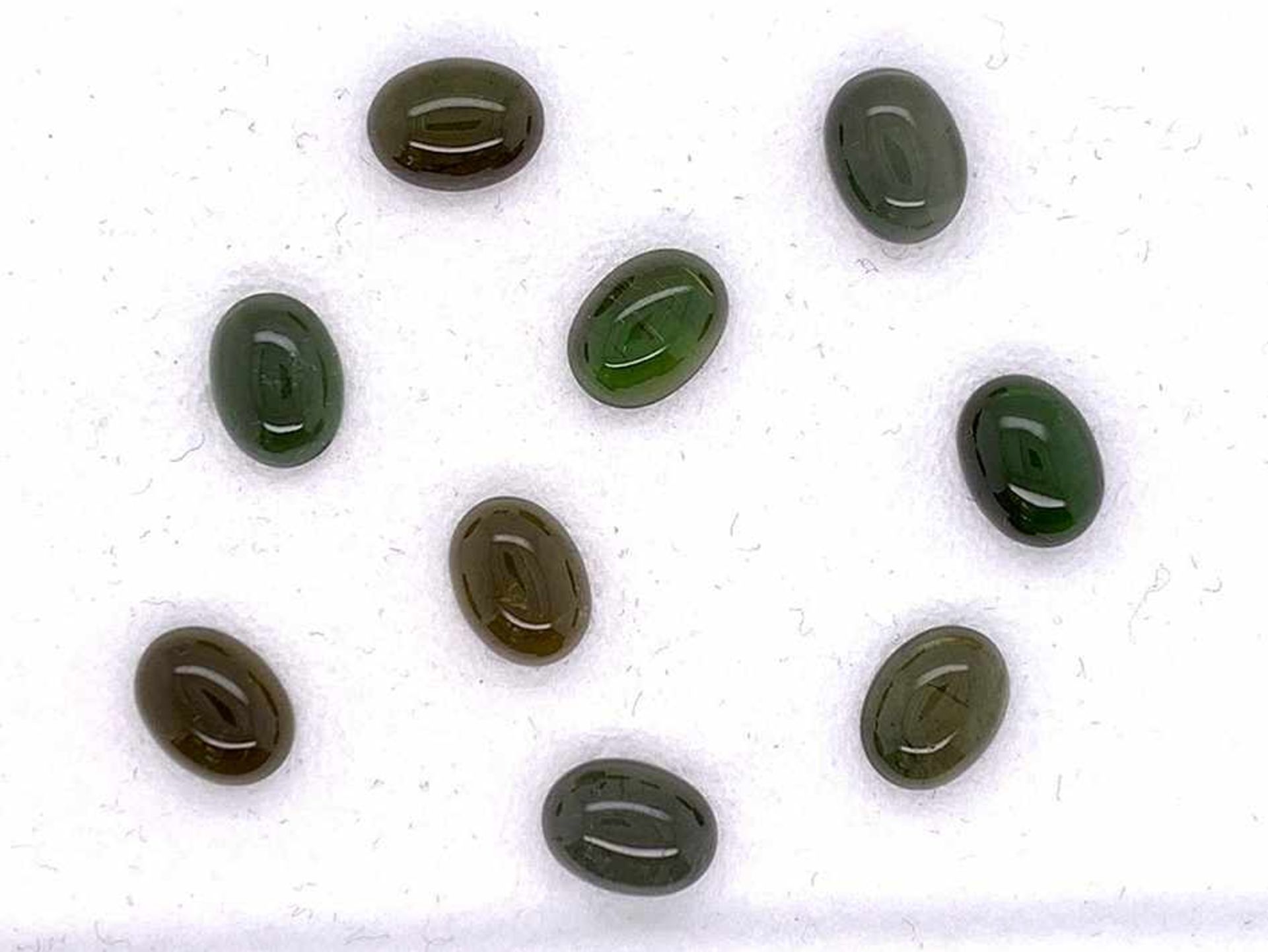 Lot. Turmaline13,83 ct. oval, cabochon, ca. 8,00 x 6,00 mm (Diverse Abweichungen),