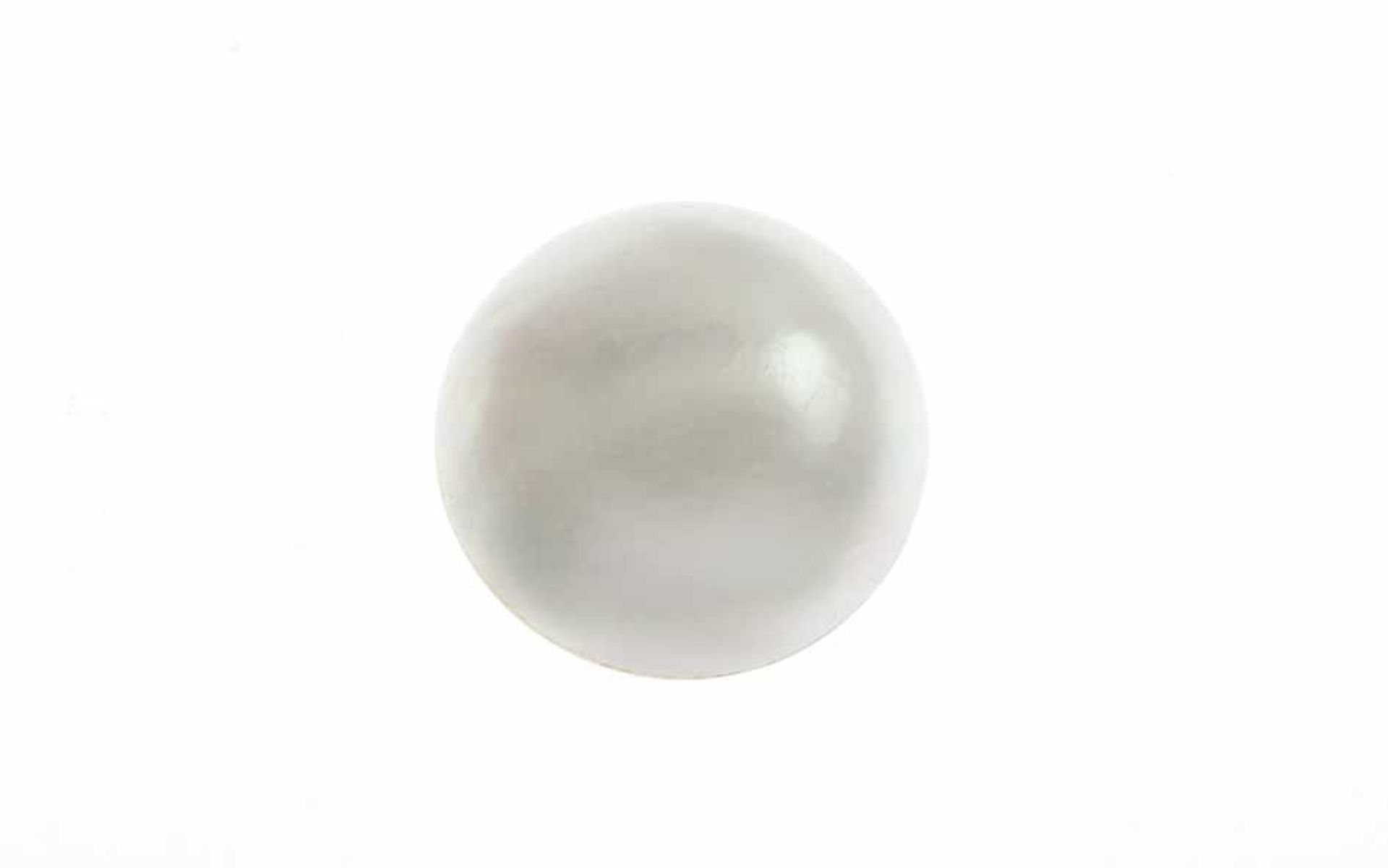 Mabé-Perle13,46 ct. Durchmesser 14,55 mm, h 10,77, Bohrung Rückseite ca. 1,20 mm Schätzwert 250 €