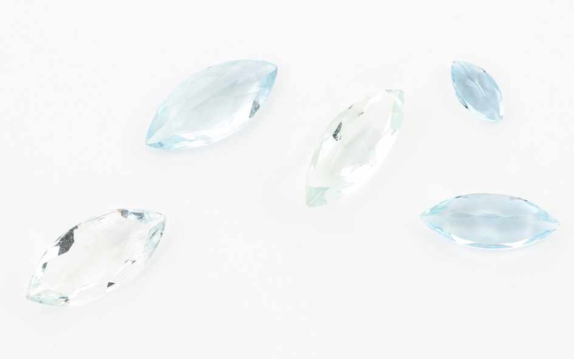 Lot. Aquamarine 7,61 ct. 5 Stück navette, facettiert, verschiedene Größen und Blau Tönen