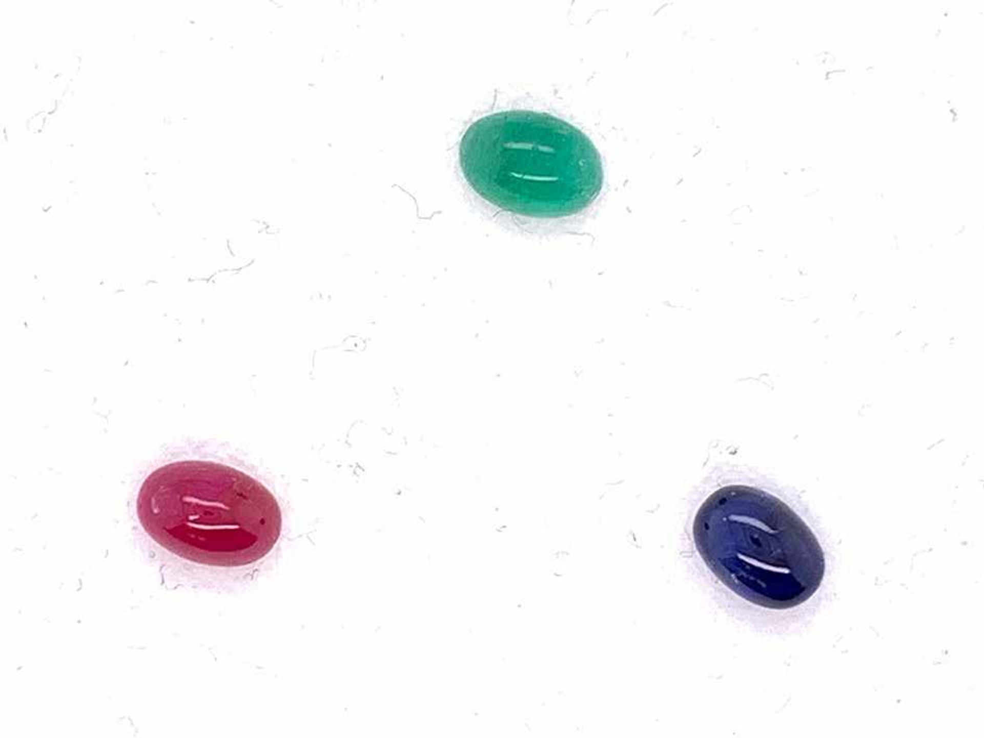 Set mit Rubin, Safir und Smaragd2,40 ct. oval, Cabochon, Rubin: 6,12x 4,25 h 3,30 mm, Smaragd: 6,