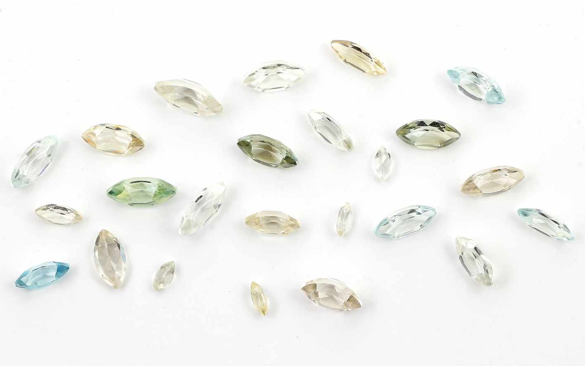 Lot. Zirkon15,63 ct. Länge 4,14-9,12 mm, Breite 2,11-4,15 mm, Höhe 1,87-3,69 mm