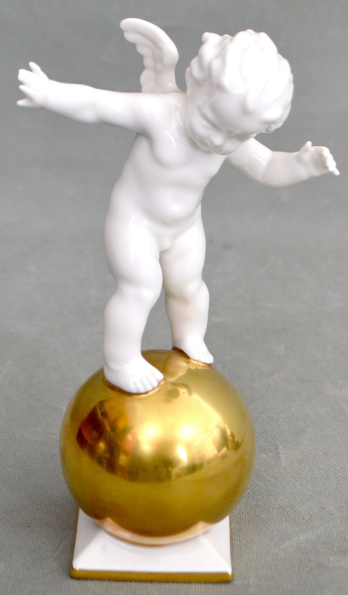 Putto auf goldener Kugel