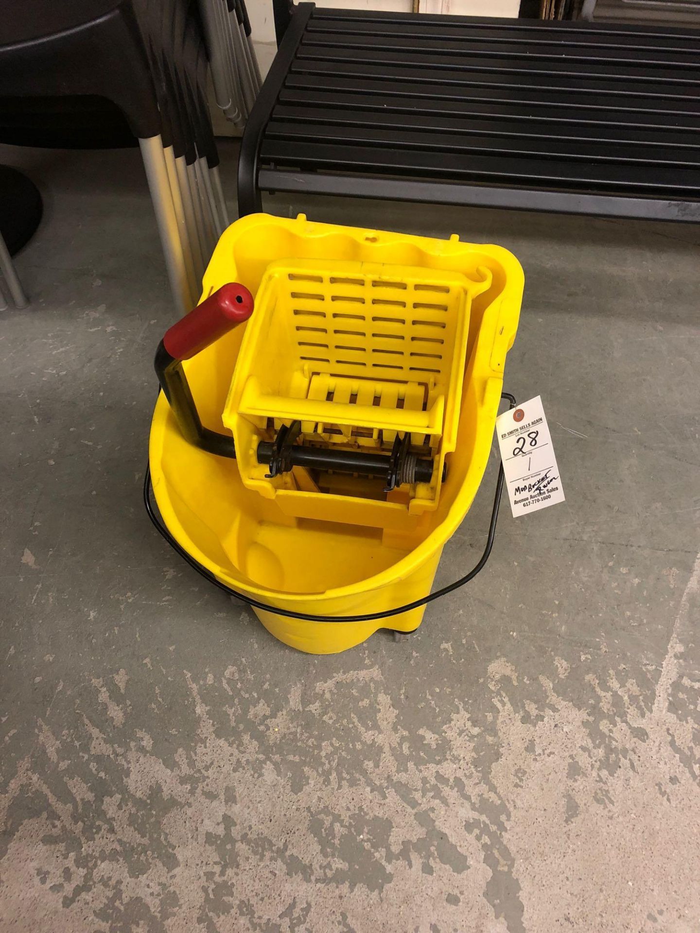 Mop bucket with wringer