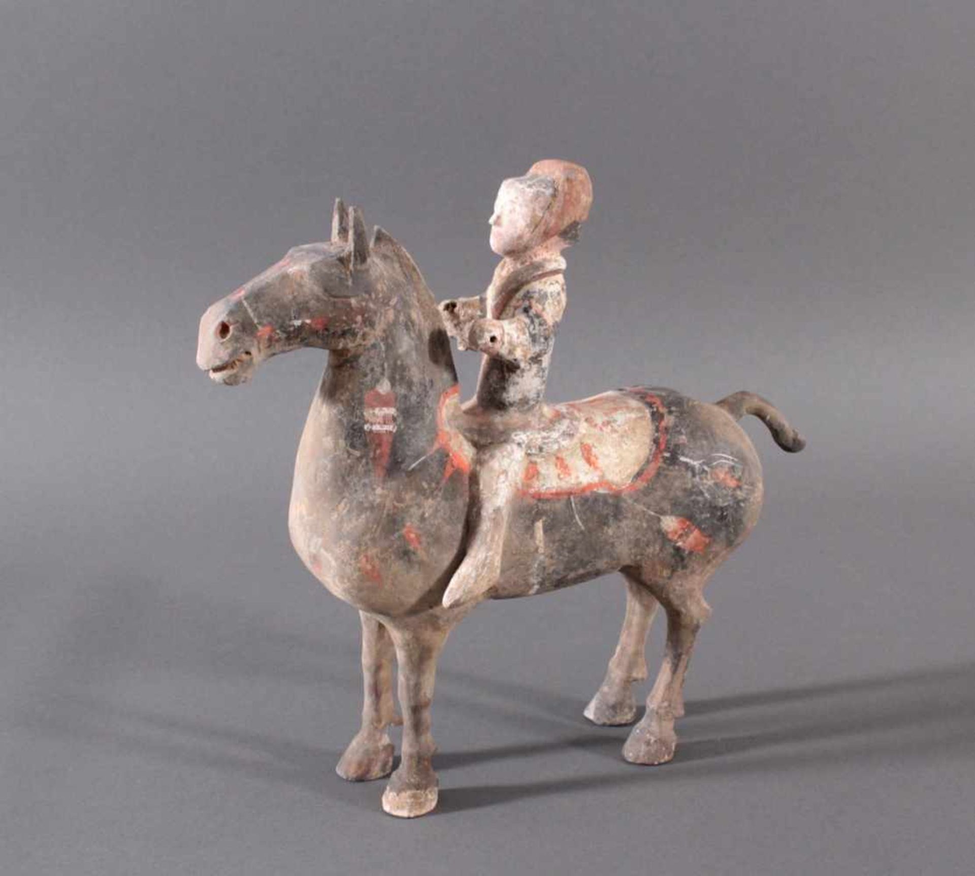China Han-Dynastie, Pferd mit Reiter aus gebranntem Ton