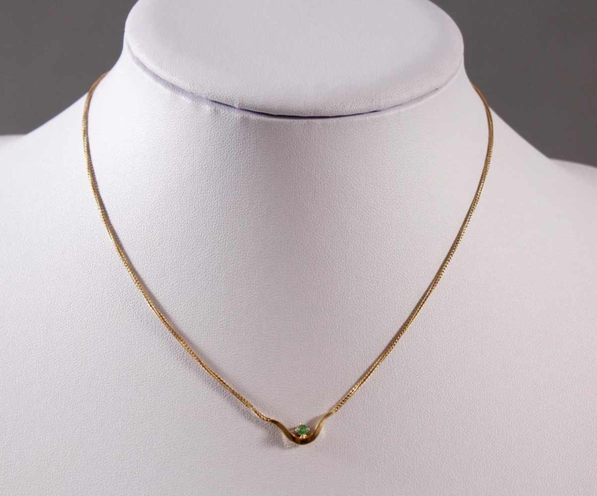 Collier mit Smaragd, 18 Karat Gelbgold