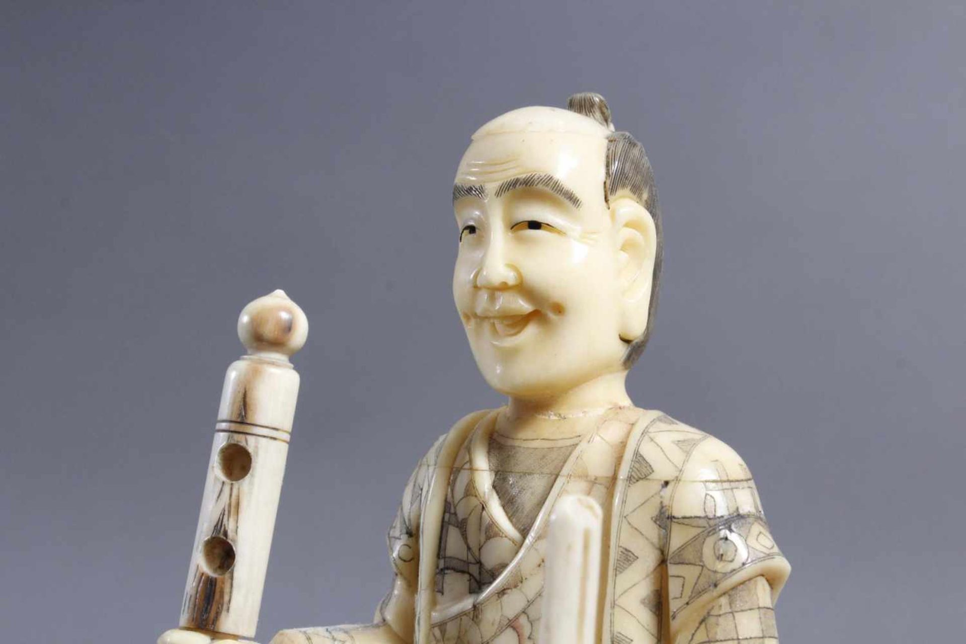 Beinfigur Japan, 1. Hälfte 20. Jahrhundert< - Bild 3 aus 6