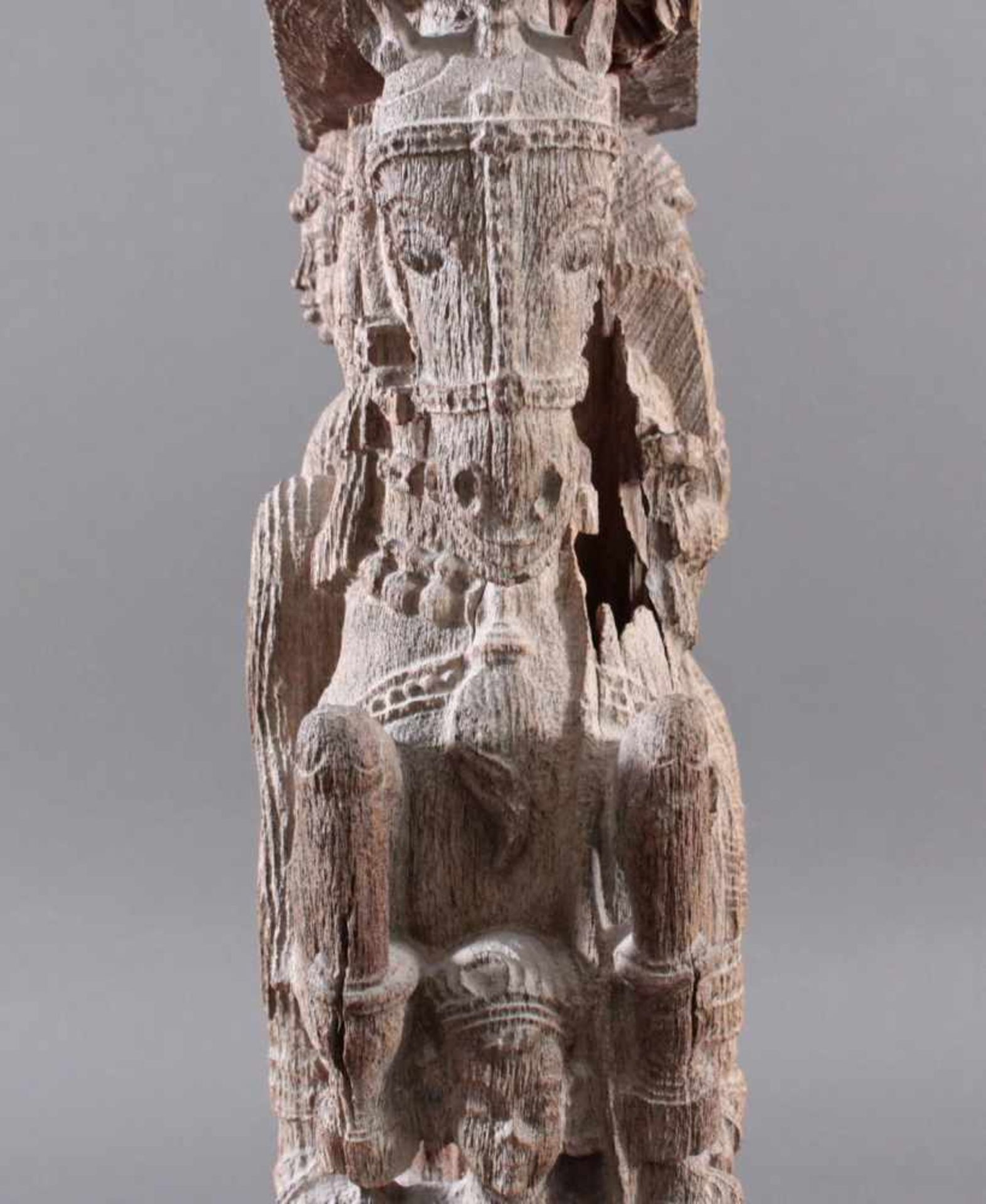 Holzplastik eines Reiters auf einem Pferd, Indien wohl Orissa 15./16. Jh. - Bild 7 aus 13