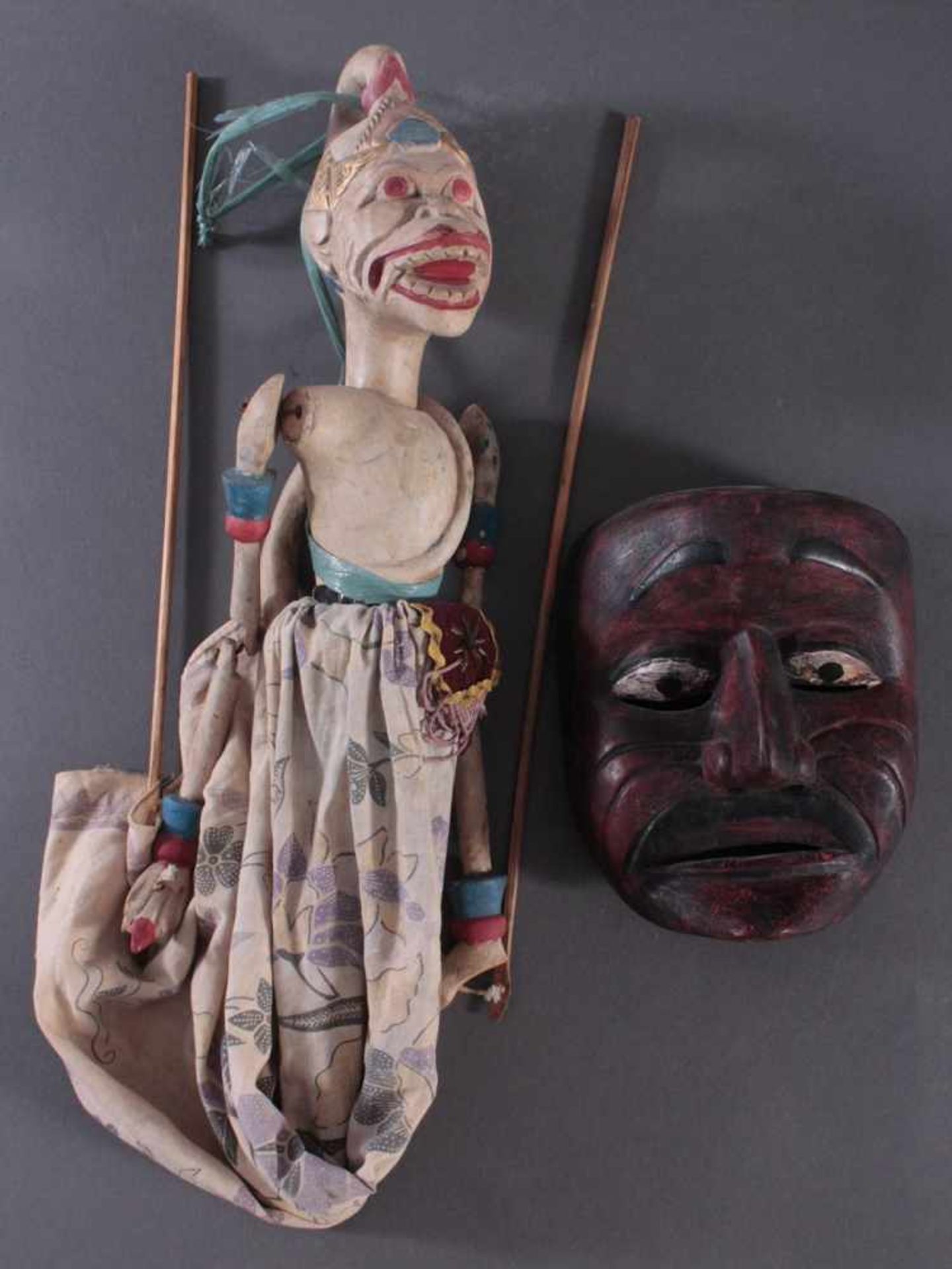 Indonesische Marionette und Maske aus der 1. Hälfte des 19. Jh.<