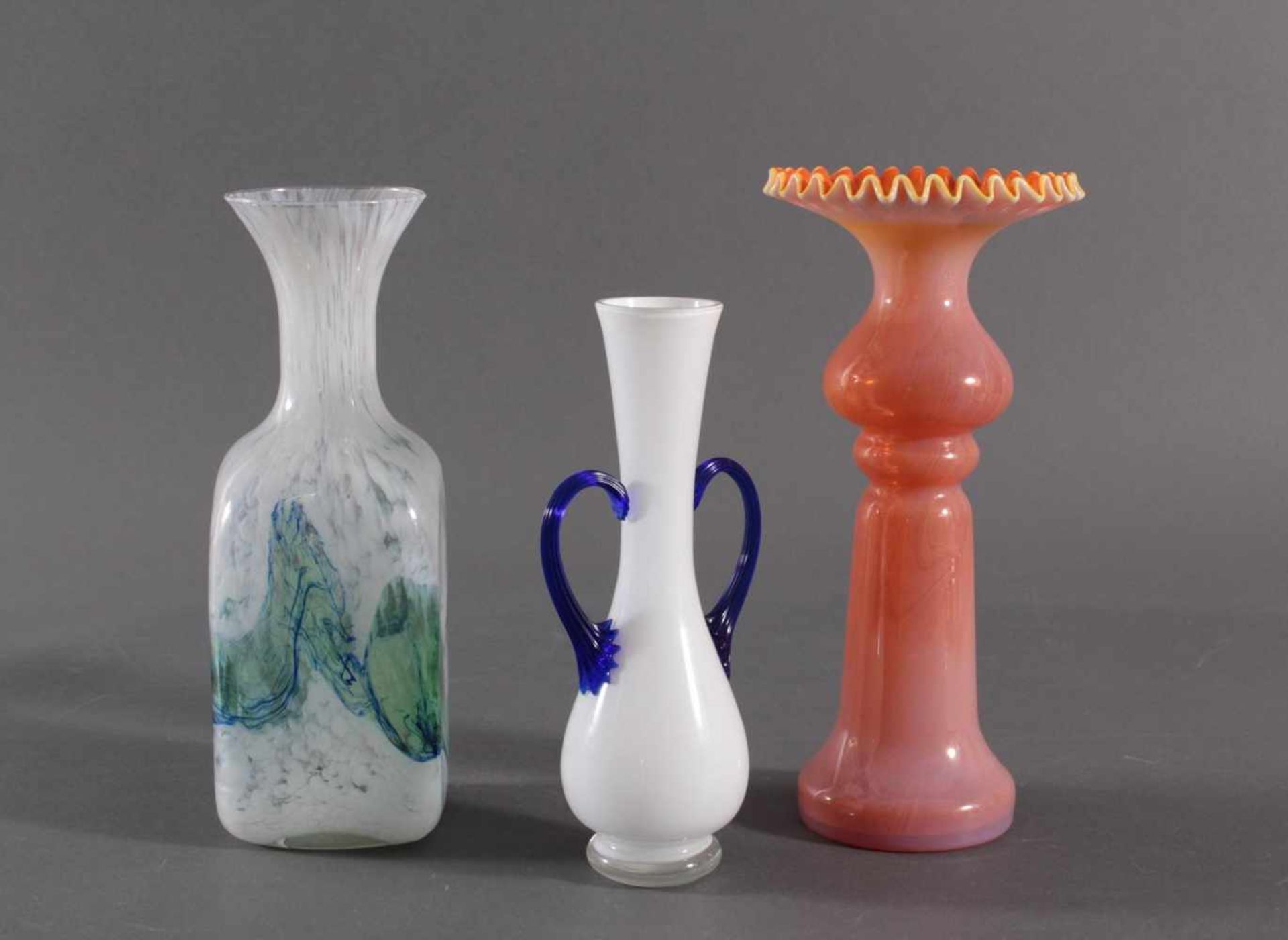 Drei Formglas-Vasen, Opalglas - Image 2 of 3