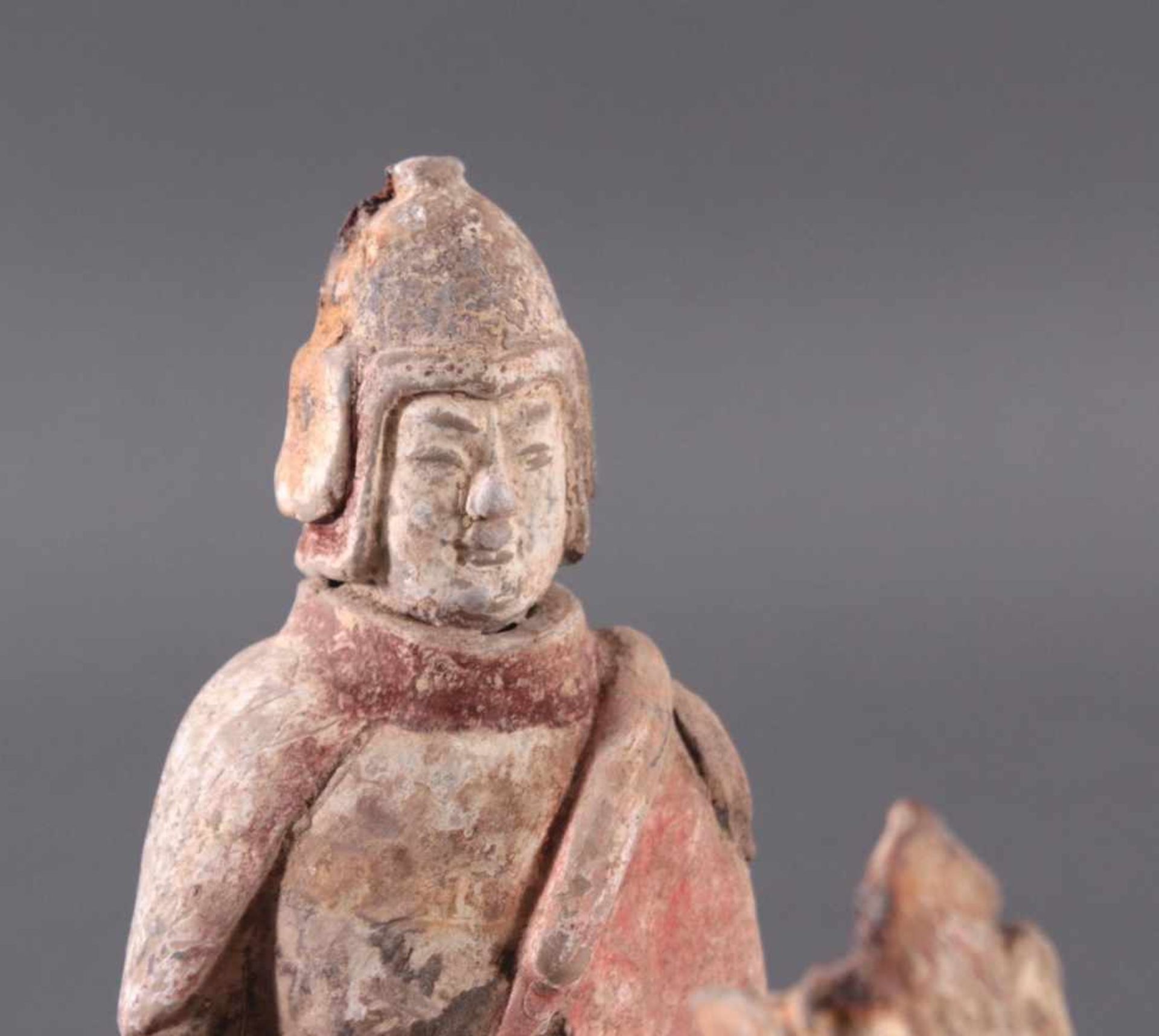 China Six-Dynastie, Pferd mit Reiter aus gebranntem Ton - Bild 4 aus 7