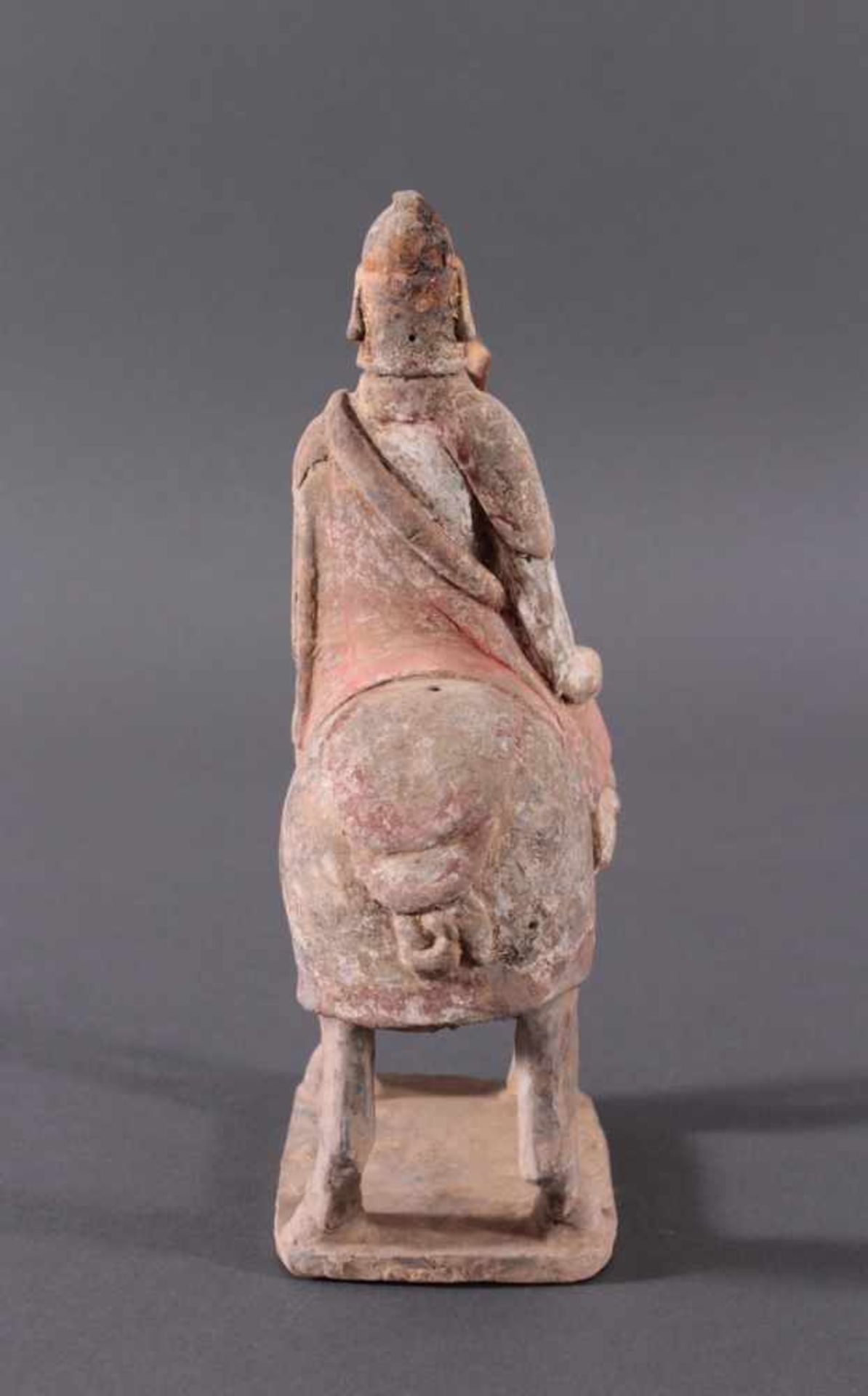 China Six-Dynastie, Pferd mit Reiter aus gebranntem Ton - Bild 3 aus 7