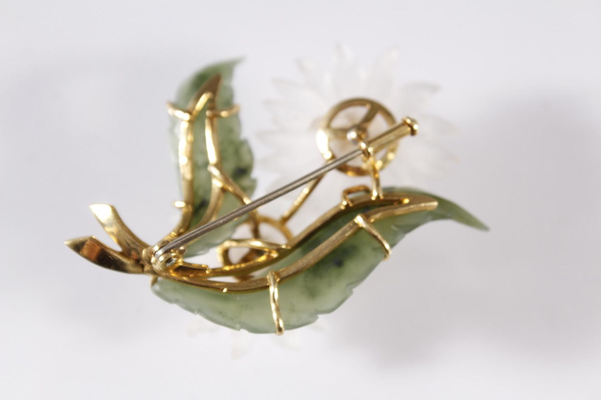 Brosche in Blütenform aus Jade, Kristall und Citrinen, Fassung aus 18 kt Gelbgold< - Bild 2 aus 2