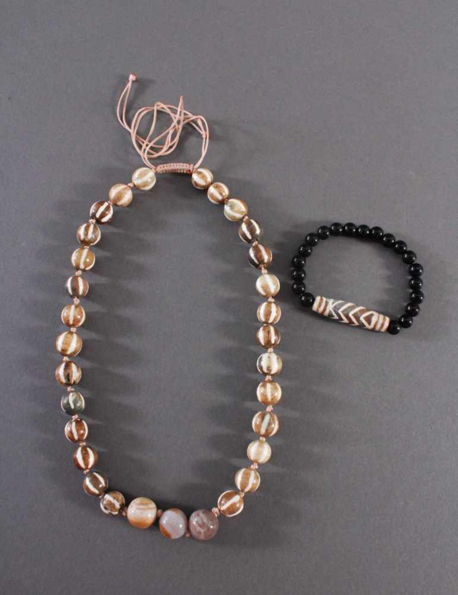Tibet, Armband und Halskette mit Dzi-Perlen