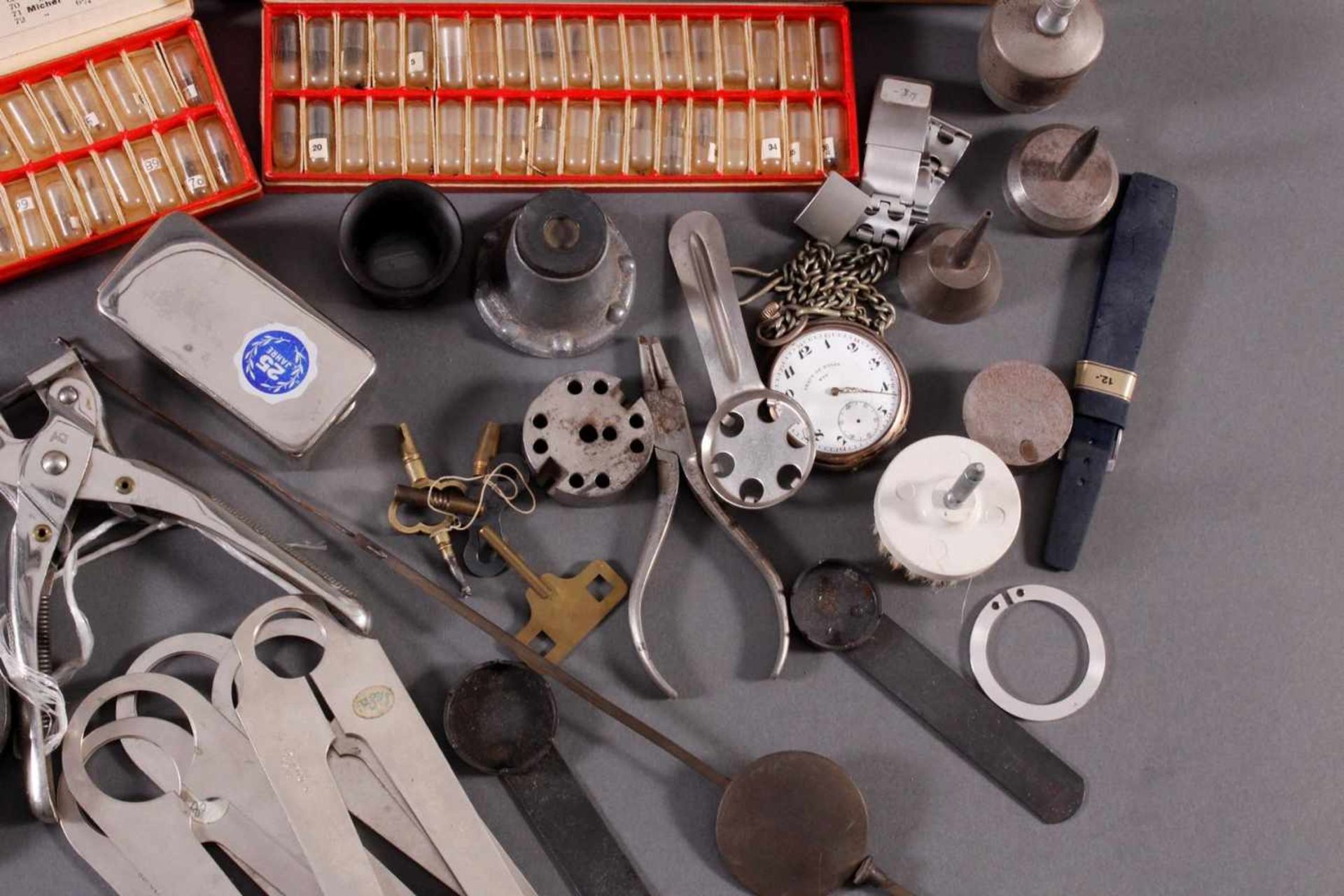 Konvolut Uhrmacherwerkzeuge, Schlüssel und Zubehör<b - Image 7 of 8