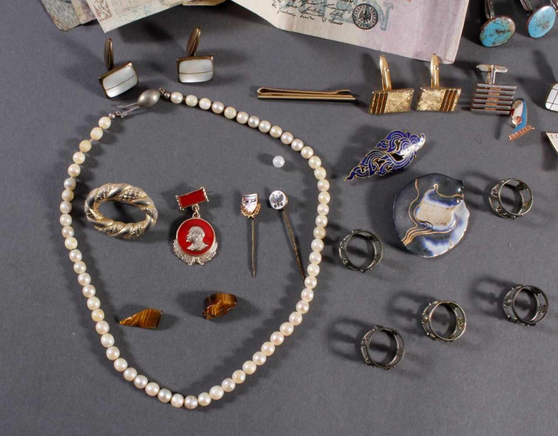 Schmuckschatulle mit Reichsbanknoten, Perlenkette, silberne Serviettenringe und Modeschmuck - Bild 2 aus 5