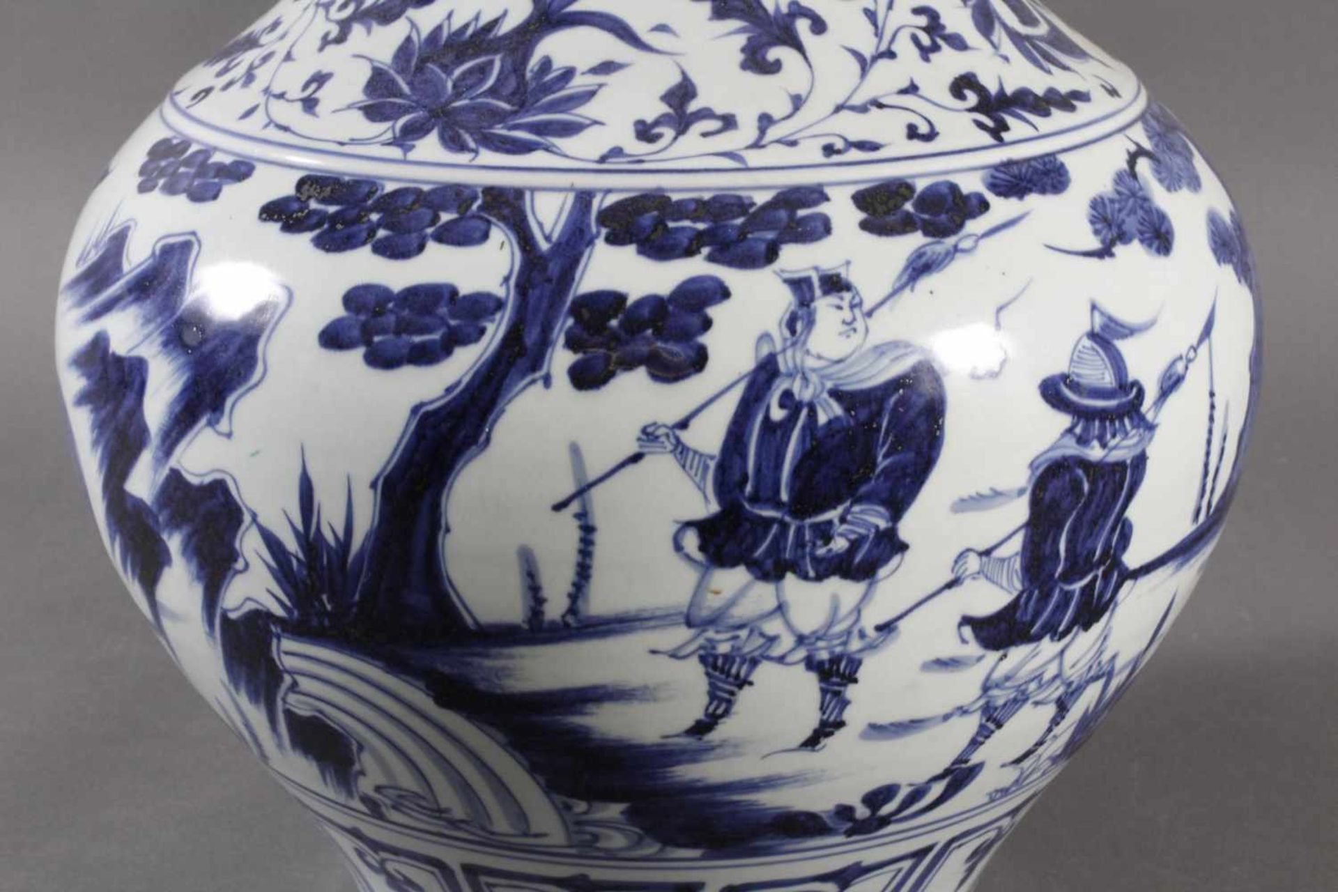 Große Porzellanvase China, wohl 19. Jahrhundert< - Image 4 of 6
