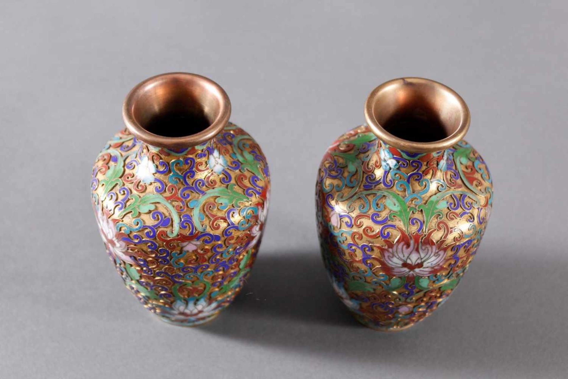 Paar kleine Cloisonné Vasen, China um 1920 / 1930 - Image 3 of 4