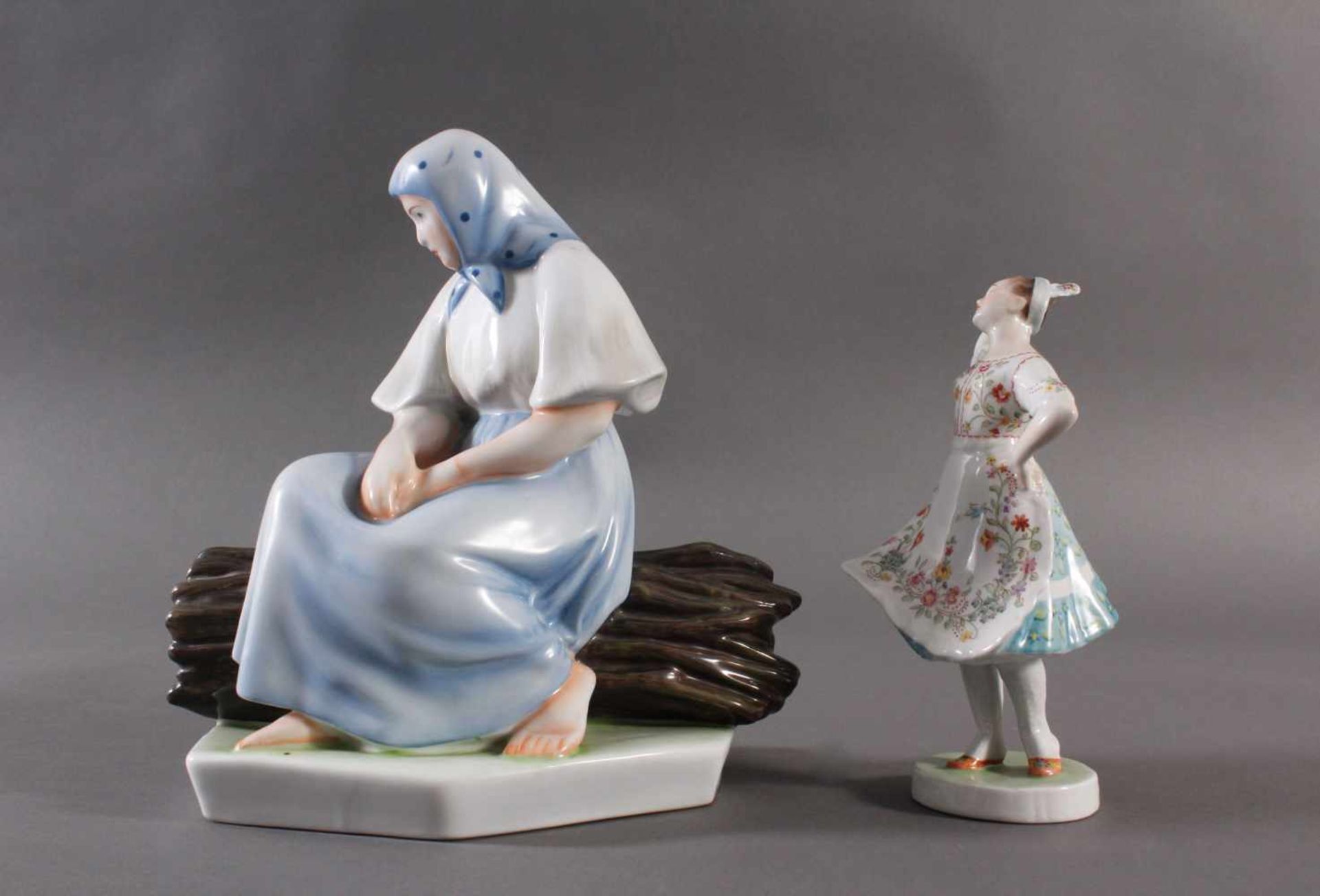 Porzellanfigur, Ungarn, "Tänzerin in Trachten" und "Bäuerin auf Reisigbündel sitzend" - Bild 2 aus 4
