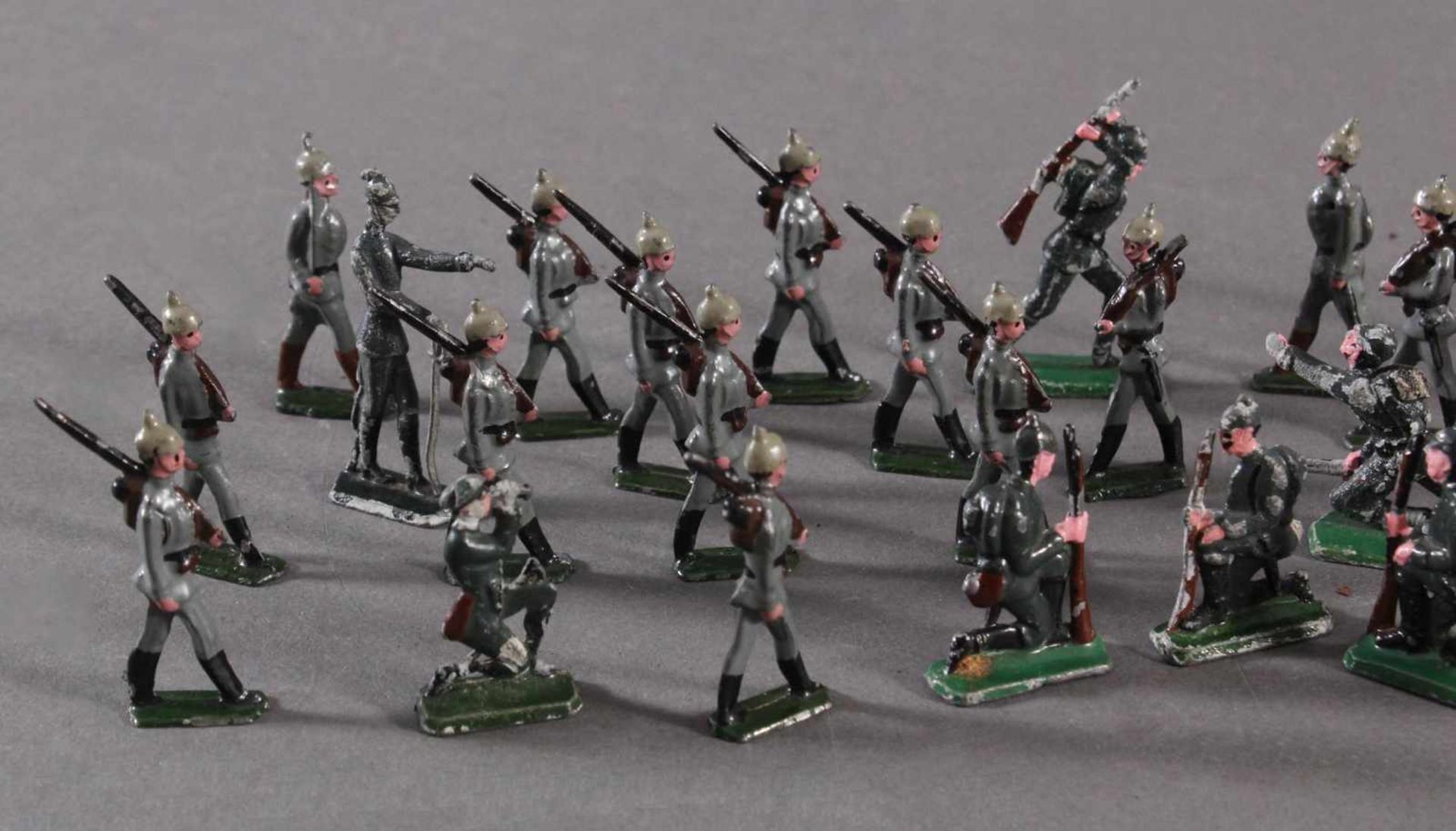 30 Zinnfiguren, Soldaten der Preussischen Armee, 1. Hälfte 20. Jh. - Bild 3 aus 8