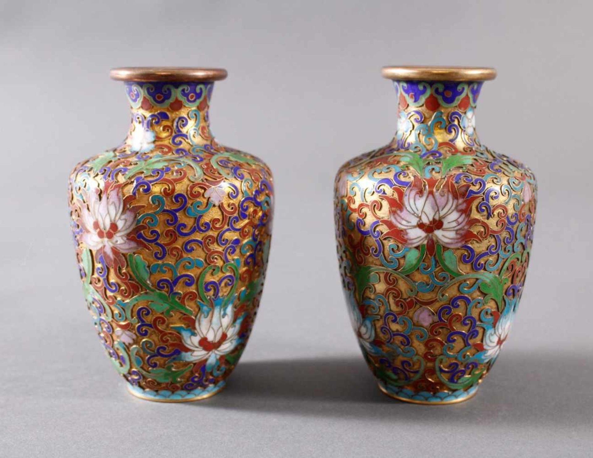 Paar kleine Cloisonné Vasen, China um 1920 / 1930 - Image 2 of 4