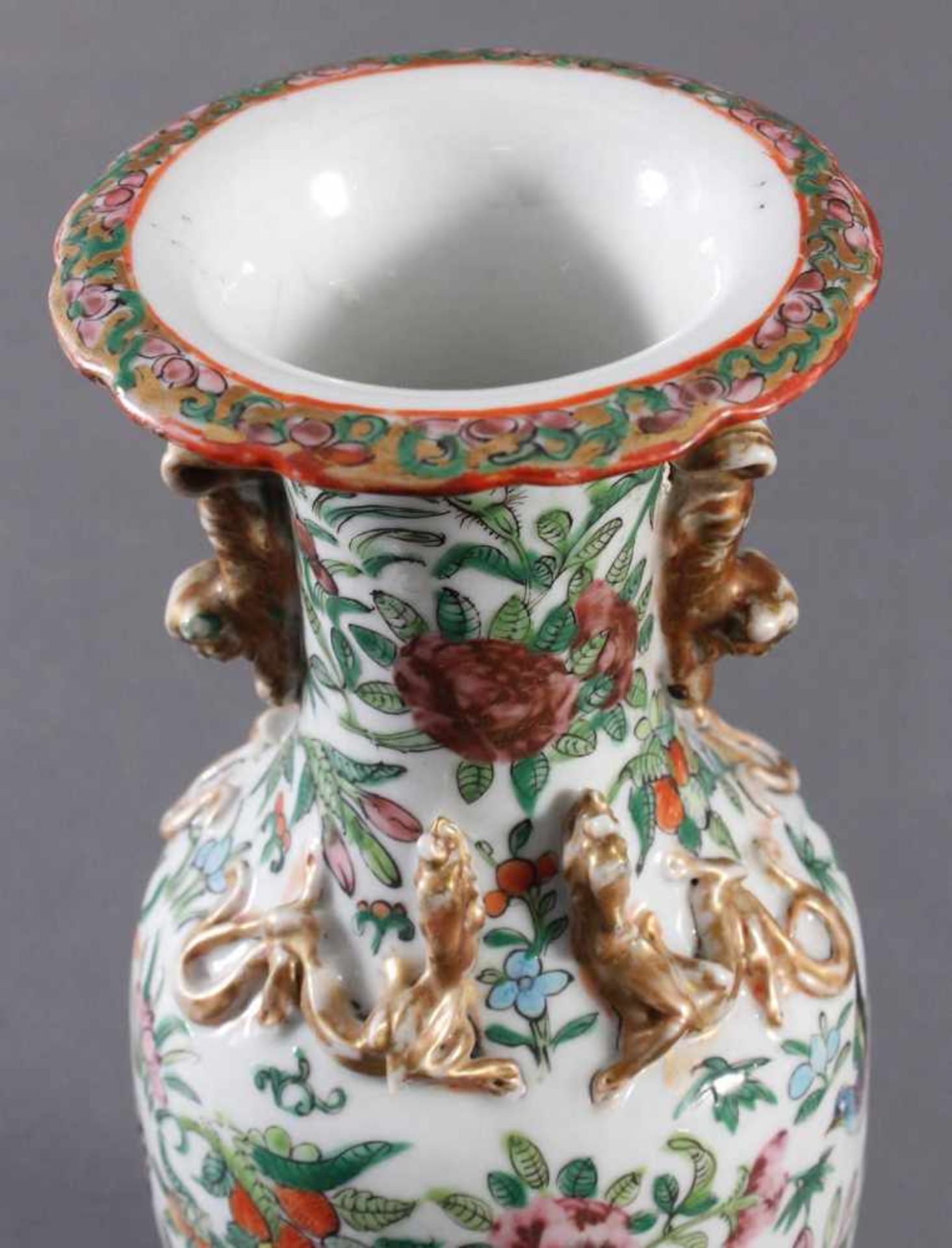 Cantonvase, Porzellan, Familie Rose, China um 1900Feine polychrome Emaillmalerei. Dekor von Blüten - Bild 4 aus 5