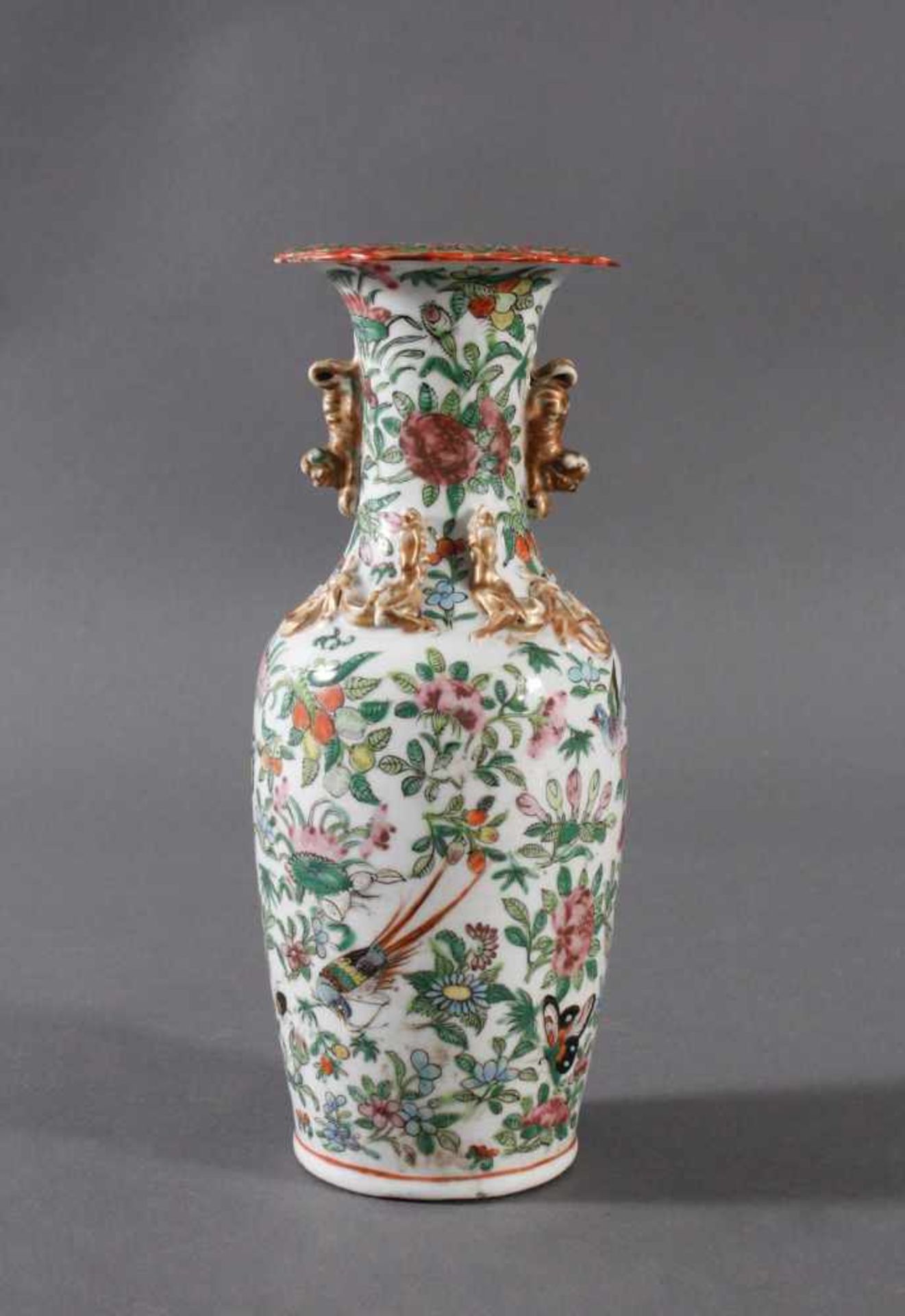 Cantonvase, Porzellan, Familie Rose, China um 1900Feine polychrome Emaillmalerei. Dekor von Blüten