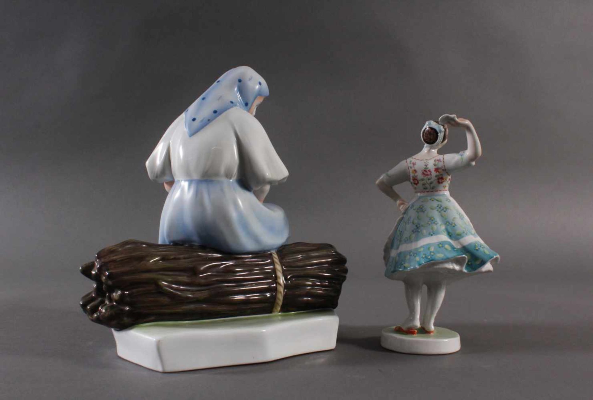 Porzellanfigur, Ungarn, "Tänzerin in Trachten" und "Bäuerin auf Reisigbündel sitzend" - Bild 3 aus 4