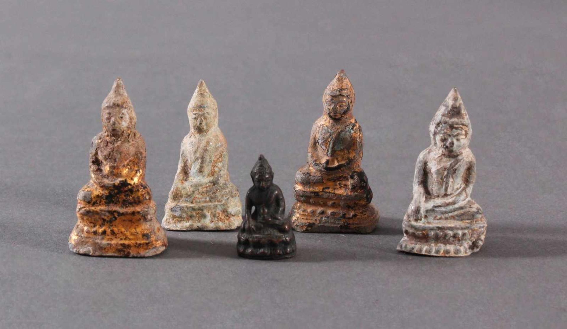 5 antike Buddhas aus Stein und Bronze