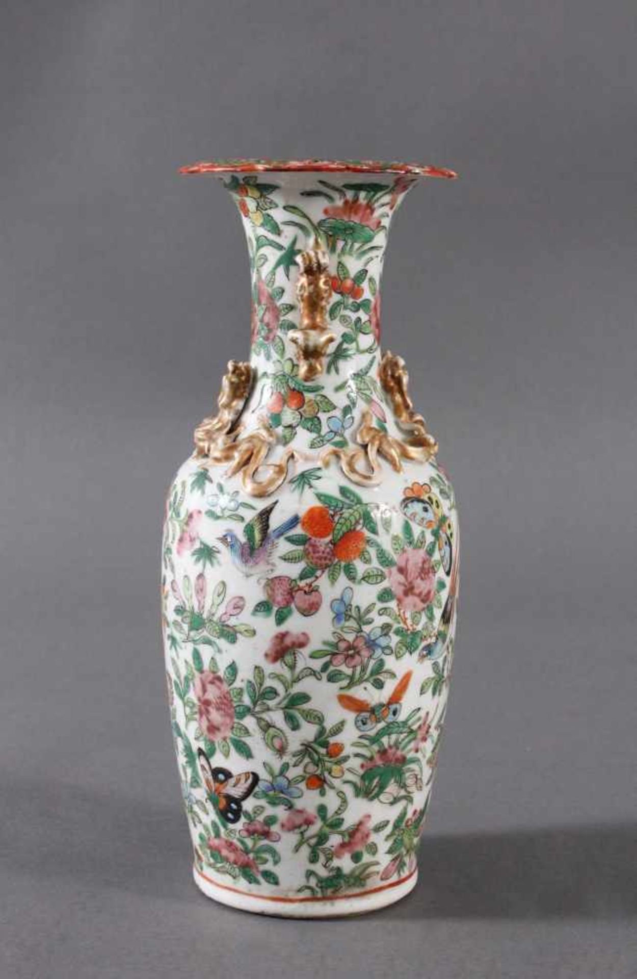 Cantonvase, Porzellan, Familie Rose, China um 1900Feine polychrome Emaillmalerei. Dekor von Blüten - Bild 2 aus 5