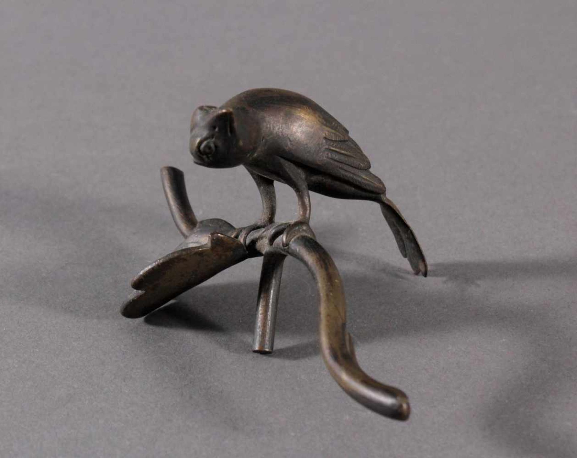 Antike Bronzeskulptur eines Vogels mit dunkler Patina