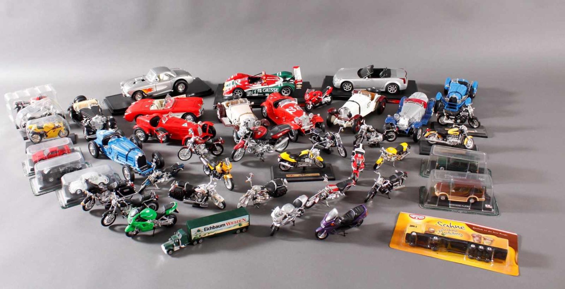 Sammlung Modell-Fahrzeuge, Autos und Motorräder