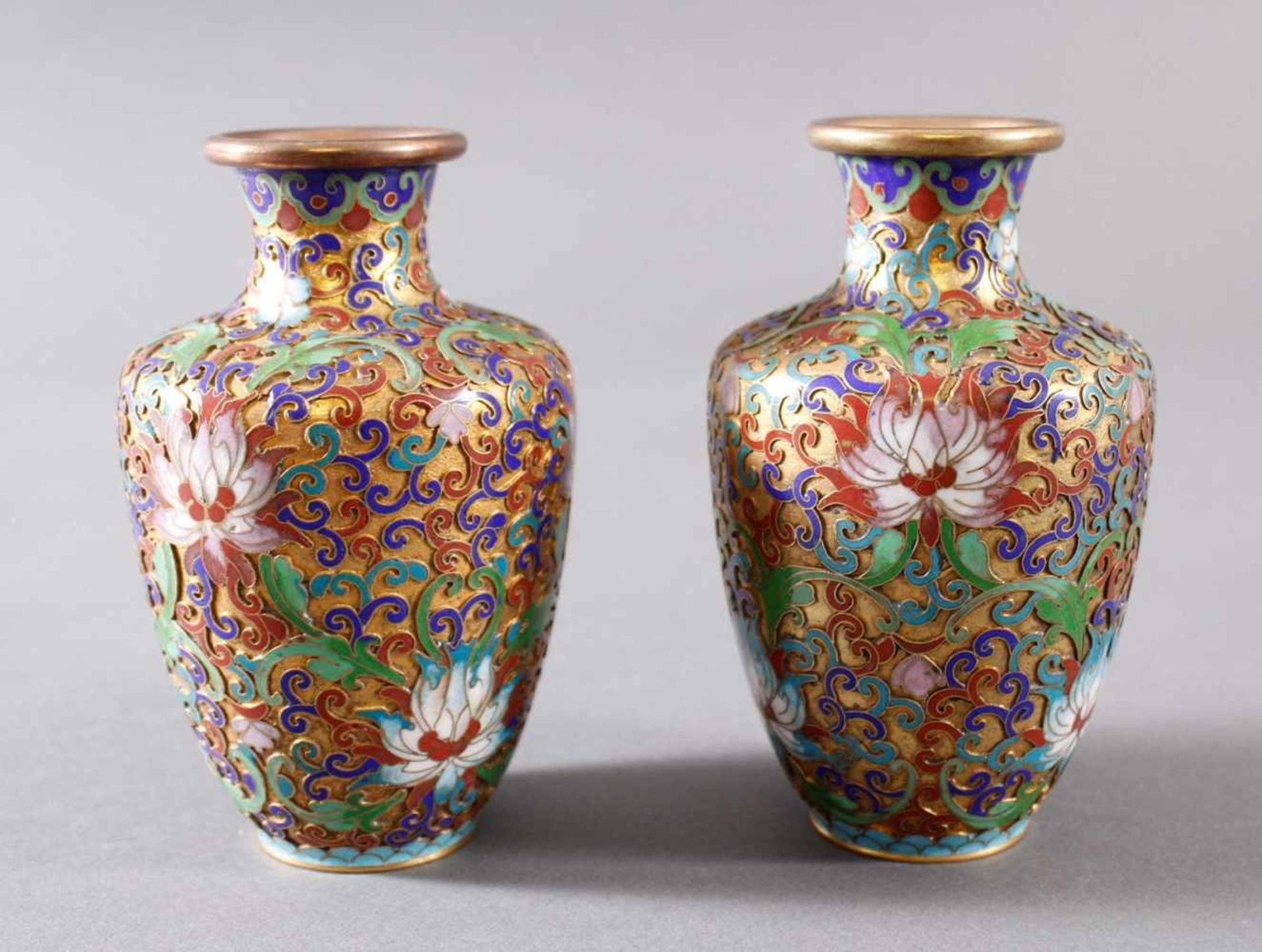 Paar kleine Cloisonné Vasen, China um 1920 / 1930