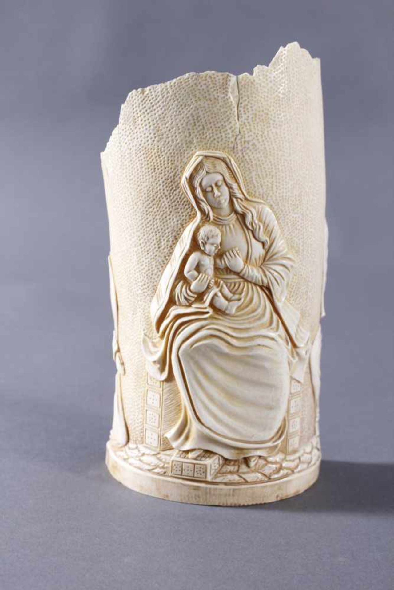 Elfenbeinschnitzerei, Maria mit dem Jesuskind auf Stoßzahnfragment, 19. Jahrhundert