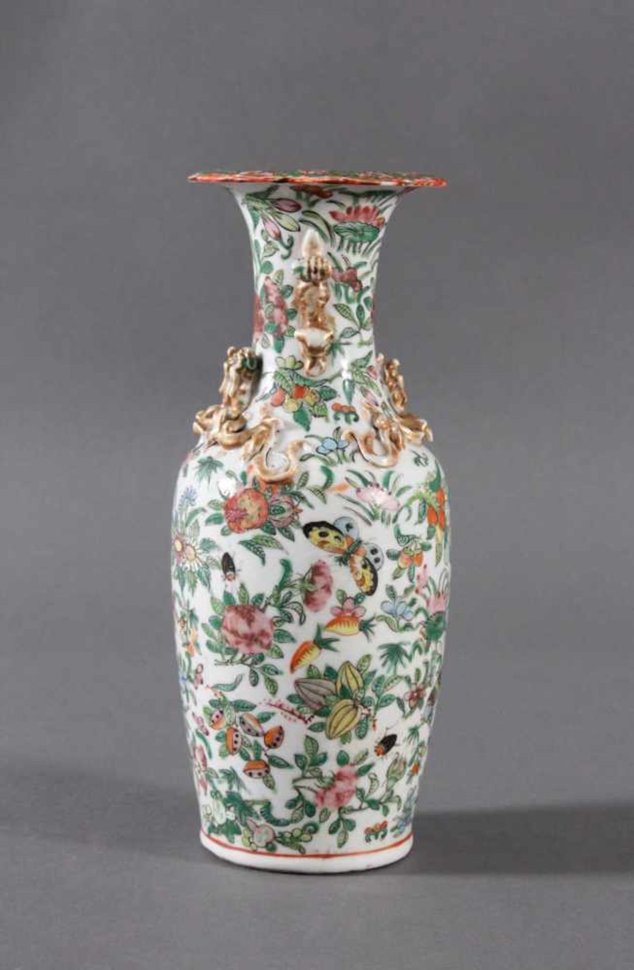 Cantonvase, Porzellan, Familie Rose, China um 1900Feine polychrome Emaillmalerei. Dekor von Blüten - Image 3 of 5