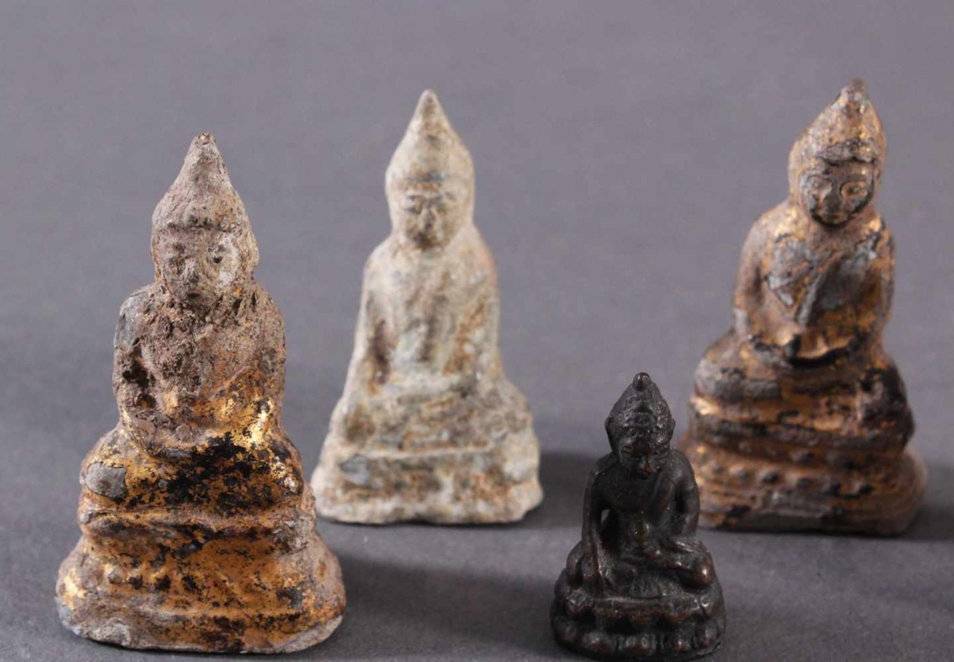 5 antike Buddhas aus Stein und Bronze - Image 2 of 5