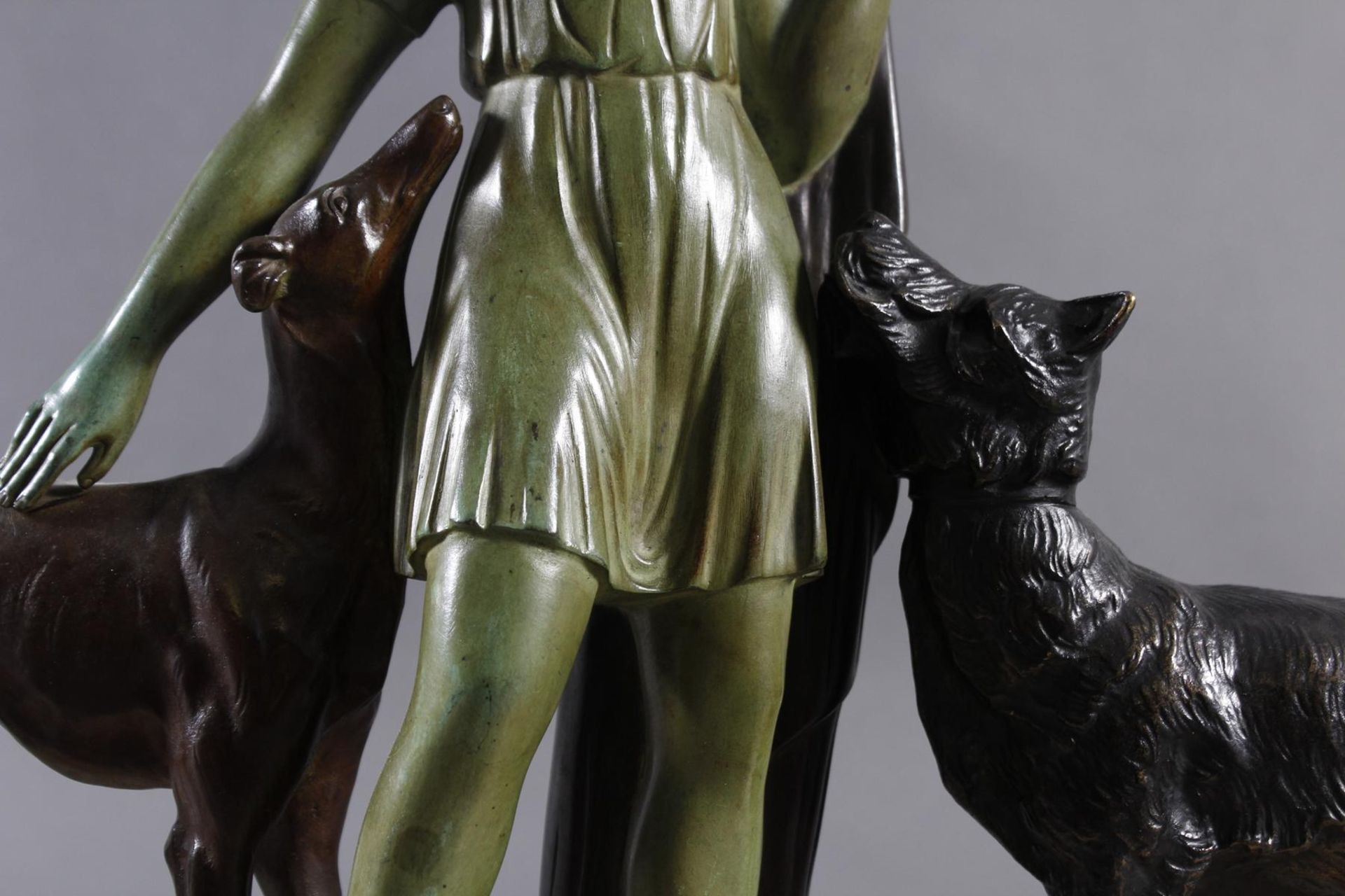 Art Deko Bronzegruppe, Dame mit Hunden um 1920 - Bild 3 aus 6