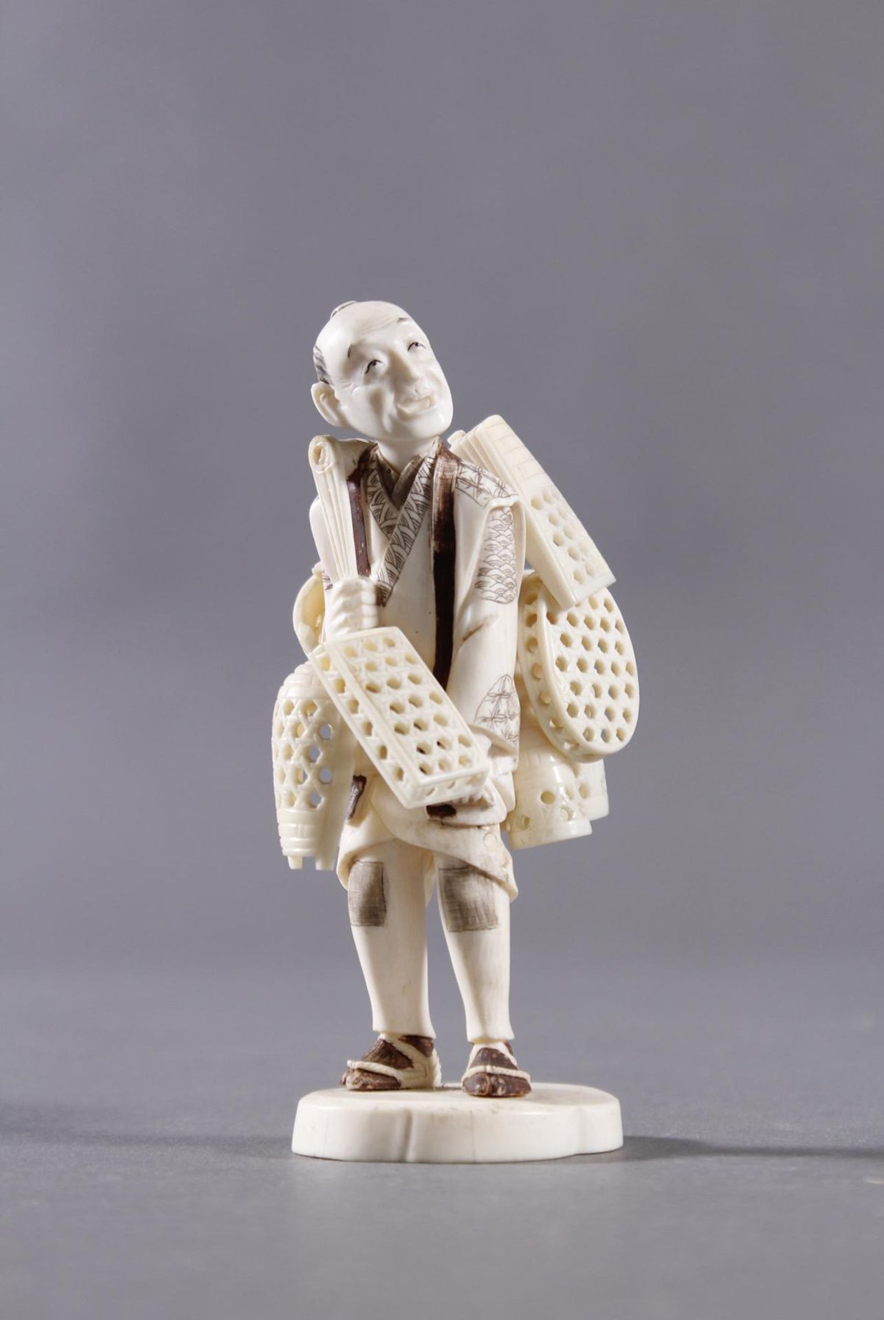 Elfenbeinfigur, Korbverkäufer, Japan, Meiji-Periode
